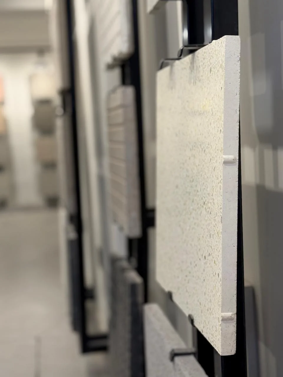 Detalle de las muestras de mosaicos exhibidas en el showroom